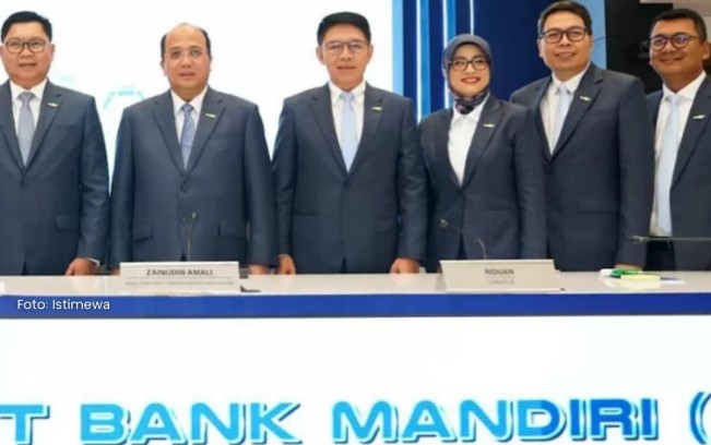 Riduan (kedua dari kiri) saat menjadi Wakil Direktur Utama Bank Mandiri saat RUPST, Maret 2025. [Instagram]